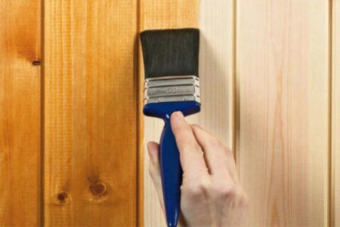 Một trong những cách sơn sắt giả gỗ hiệu quả là thi công lớp sơn lót trước