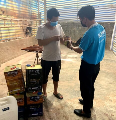 Nhân viên Kinh doanh của Kiwi Paint vẫn hỗ trợ Xưởng và Đại lý tại các khu vực không bị phong tỏa trong mùa dịch