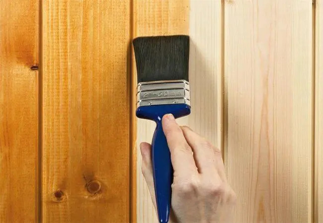 Một trong những cách sơn gỗ ép hiệu quả là cần sơn lót bề mặt gỗ ép trước