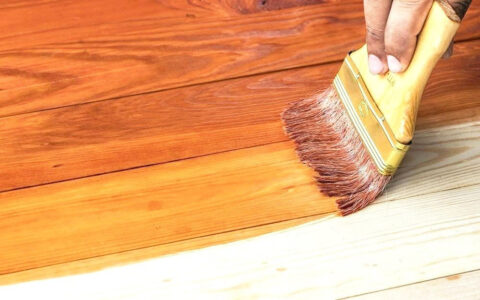 Nên chà nhám trước khi sơn gỗ ép