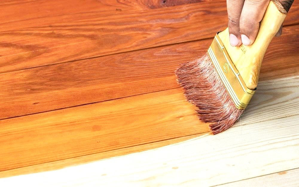 Nên chà nhám trước khi sơn gỗ ép