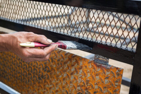 Cần thi công lớp sơn phủ epoxy trong quy trình sơn epoxy sắt thép