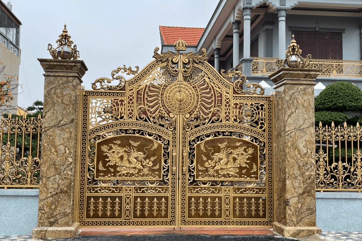 Chiếc cổng được sơn sơn sắt giả cổ với hiệu ứng chân thực