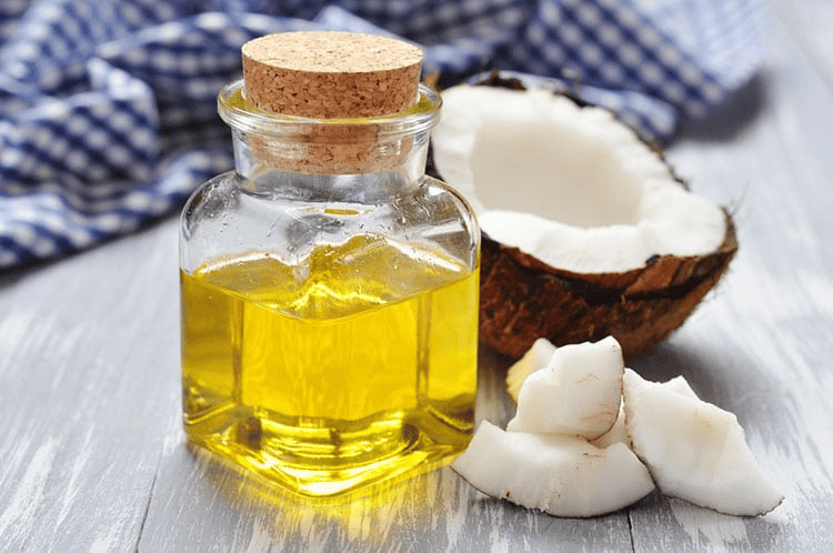 Dùng dầu ăn hoặc dầu dừa