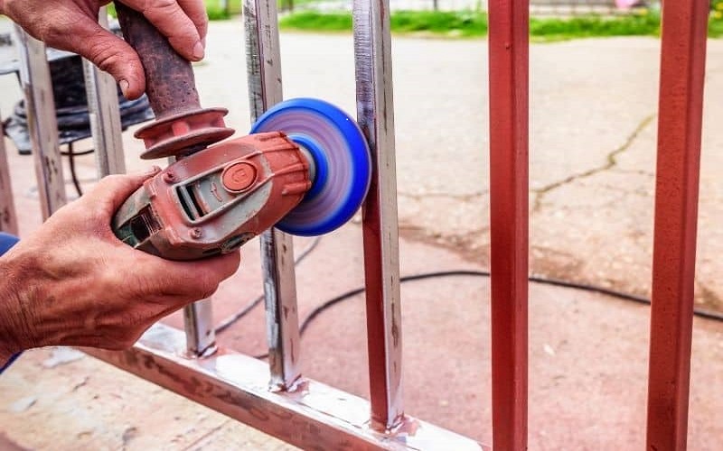 Chuẩn bị bề mặt sắt trước khi sơn