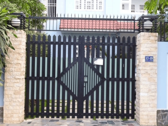 Cổng sắt được sơn màu đen