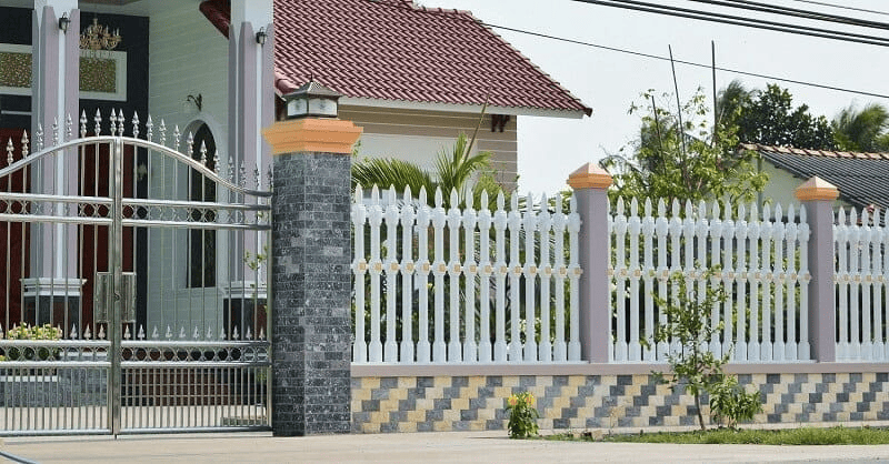 Hàng rào sắt sơn màu trắng