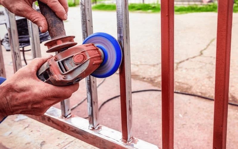 Cách cạo sơn cửa sắt nhanh bằng máy mài