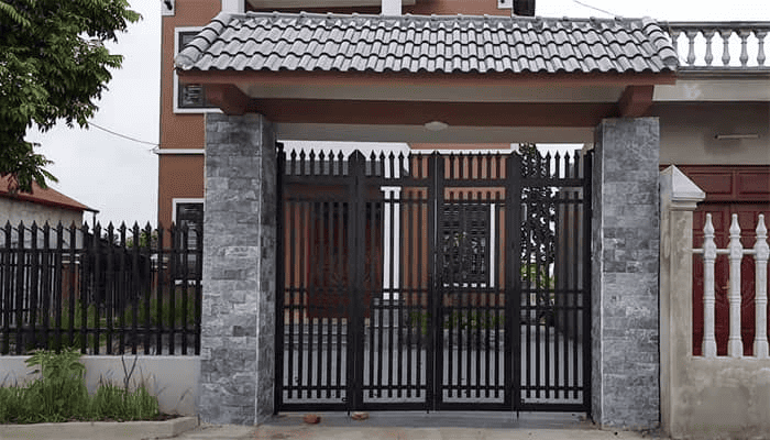 Cửa sắt màu đen